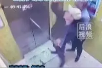 后怕！男子搬玻璃进电梯未挡门，电梯门夹住玻璃运行瞬间爆裂图片