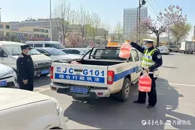 收缴锥桶38个，泰安交警联合城管，针对商铺占车位开展整治行动图片