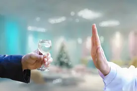 不看水平看酒瓶？什么企业拿劝酒当文化图片