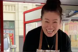 戴口罩女顾客问摊主“看我眼熟吗”，摊主愣神后哭着抱住了她图片
