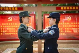 脱下警服，穿上军装！“姐妹花”从同学变战友图片