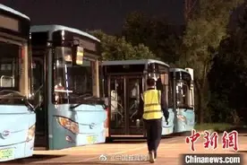 为什么很多山东公交车没有吊环？图片