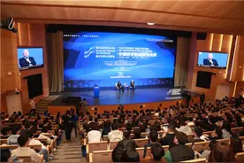 丘成桐勉励青年：做学问的目标是要找到大自然的奥秘，找到一切有意义的规律！图片