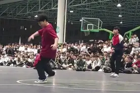 学生军训间隙和教官斗舞图片