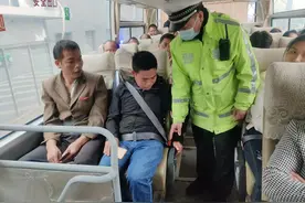 南宁现祭扫出行高峰 交警别样“警色”护“清明”图片
