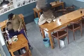 清明节女子在面馆独自喝白酒流泪，老板娘拥抱安慰：同为女人很心疼她图片