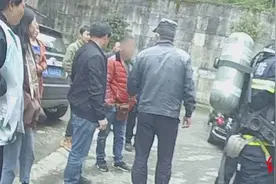 电热毯短路引发火灾！民警破门救火，3次冲进火场，用完7个灭火器图片