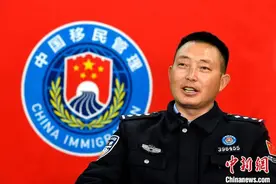 藏西高原西藏阿里的“水电”民警图片