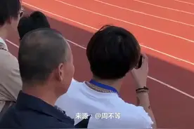 女生穿长裙跑接力赛一举夺冠 观众席都沸腾了图片