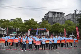 怀化电信“翼马当先”马拉松赛鸣枪开跑图片