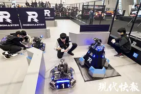 机器人热血PK！29支大学生战队角逐“机甲大师”图片