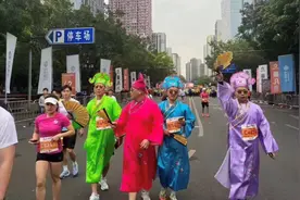 柳州马拉松有跑者化身“江南四大才子”，体育局：没特意要求，参赛者自行选择图片