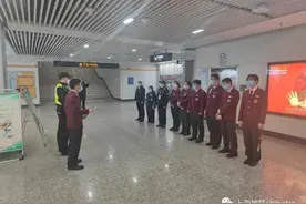 地铁里发现异常人员怎么处置？警站联合开展实景反恐演练图片
