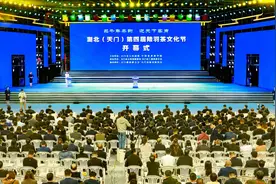 临上台前，他追加捐赠1000万元，天门籍企业家陈东升心系天门助力家乡教育发展图片
