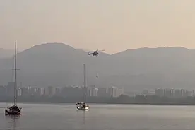 直击四川西昌森林火情现场：直升机邛海取水灭火，现场烟雾较大图片