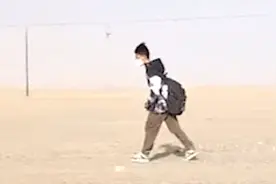 男孩在可可西里无人区徒步，警方：已接走，其父跟在后面视频封面