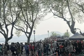 断桥突然冲上一辆车，小伙一路边跑边喊……图片