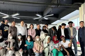 湖北文理学院国际教育学院留学生到谷城城关镇开展电商产业研学活动图片