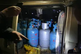 男子用面包车私运23罐煤气罐售卖  警方：无相关从业资格证，拘了！图片