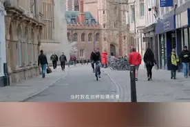 中国女生在英国遭当地女孩比划歧视手势，立刻勇敢回击图片