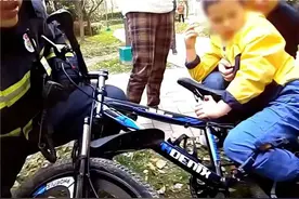 幼童骑车不慎左腿绞进车轮，小区里上演紧急救援图片