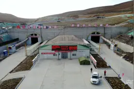 G0611张汶高速扁门段公路景阳岭隧道全线贯通图片