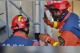 “熊孩子”钻栏杆，卡住了图片