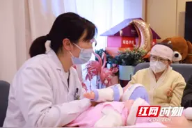 宝宝一哭就边摇边哄？小心“好意”变“帮倒忙”图片