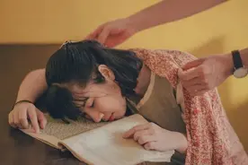 午睡是最好的身体“修复剂”，但这样睡是在没病找病！跟着国医大师学睡觉，健康又长寿图片