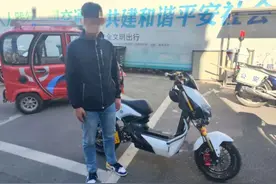 飙车玩特技，翘头博眼球    胶州一“鬼火”少年街头逆行狂飙上演“速度与激情”图片