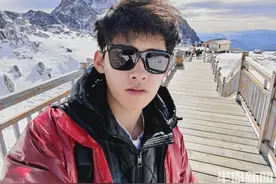 来自远方的星辰｜80美元让你成为纽约时代广场“大明星”！青岛小伙在美兼职“代拍中介”月入3万元图片