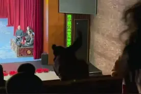 女子看演出时大打出手！后被抬离现场图片