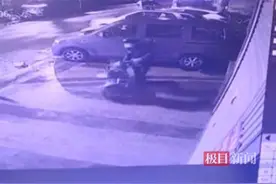 男子趁四周无人偷走电动车，不料被监控“直播”图片