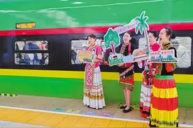 4月13日，首趟中老铁路国际旅客列车正式开行图片