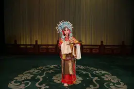 平均每两公里一场音乐表演，听着汉剧跑马拉松图片