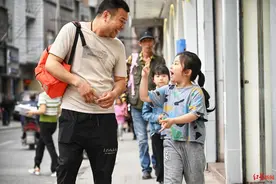 聋哑修脚师和他的6岁手语“翻译官”图片