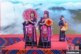 广西大化上演民族服装秀 民众共庆“壮族三月三”图片