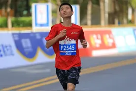武汉马拉松年龄最小选手：16岁小伙首次跑汉马图片