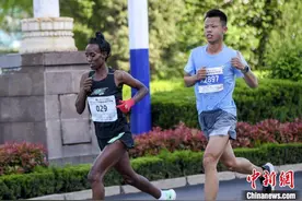 7000名长跑爱好者角逐曲阜马拉松 领略孔子故里新风貌图片