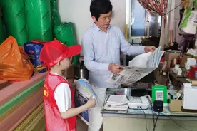 在“碰壁”中收获成长！43名小志愿者街头爱心义卖南国都市报图片