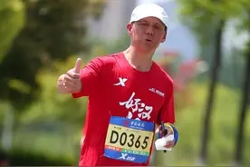武汉五旬夫妻携手“跑马”，共获完赛奖牌50余枚图片