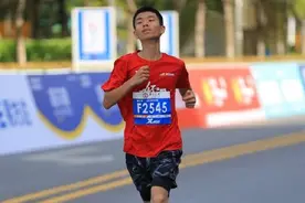 武汉马拉松年龄最小选手今年读高一：16岁小伙首次跑汉马图片