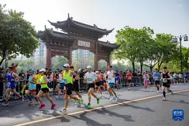 2023扬州鉴真半程马拉松开跑图片