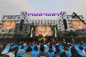持续热浪 燃爆全场！说唱歌手王以太现场助阵泰山科技学院音乐节图片