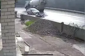 女子骑摩托时遇沉降路段摔倒遭后车碾压身亡，被认定担主责引争议图片