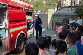 在娃娃心里种下防火的种子！“火焰蓝”走进社区幼儿园图片