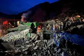 巴基斯坦连接阿富汗的干道山体滑坡，20多辆卡车被埋，2人死亡图片