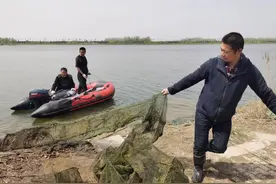 真探093案追踪丨铲除“绝户网”，保护母亲河！记者乘船直击大沽河清理“地笼阵”图片