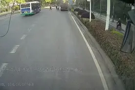 路遇货车底盘起火，武汉公交司机们拎着灭火器冲了上去，为他们点赞！图片