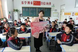 课堂上，老师讲解国家安全教育知识图片
